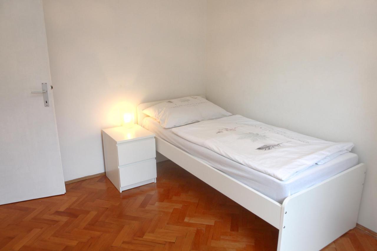 Warm And Comfy With Parking! *
