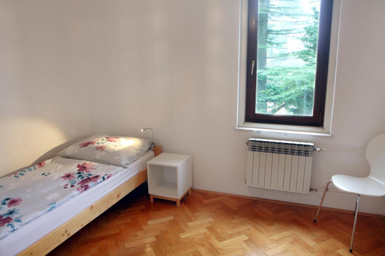 Warm And Comfy With Parking! Apartment *