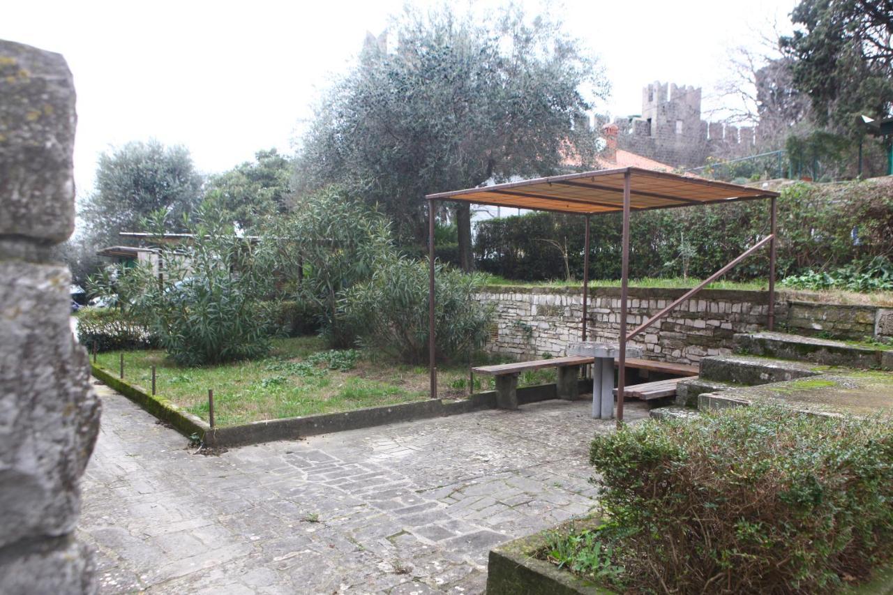 Warm And Comfy With Parking! Apartment *