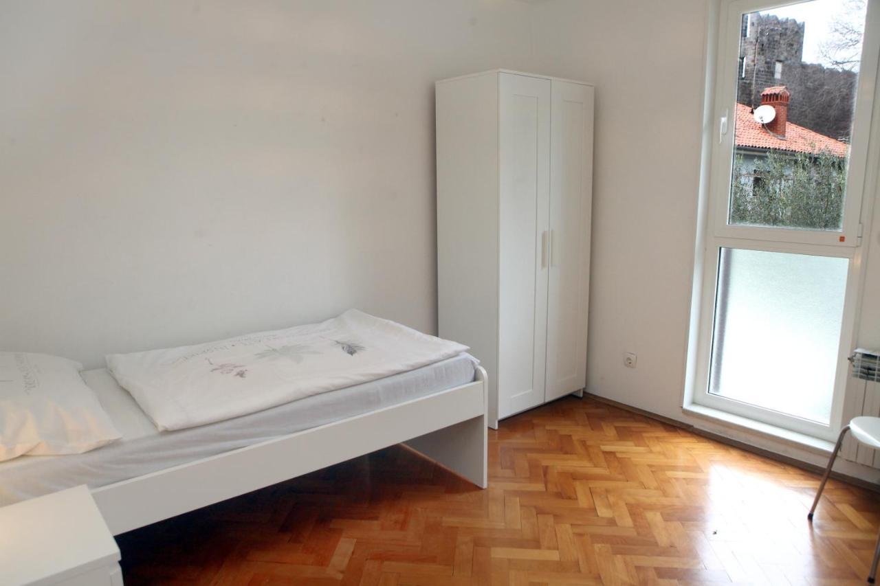 Warm And Comfy With Parking! Apartment