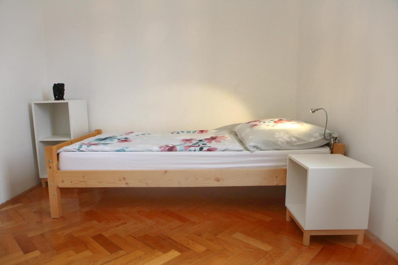 Warm And Comfy With Parking! Apartment *